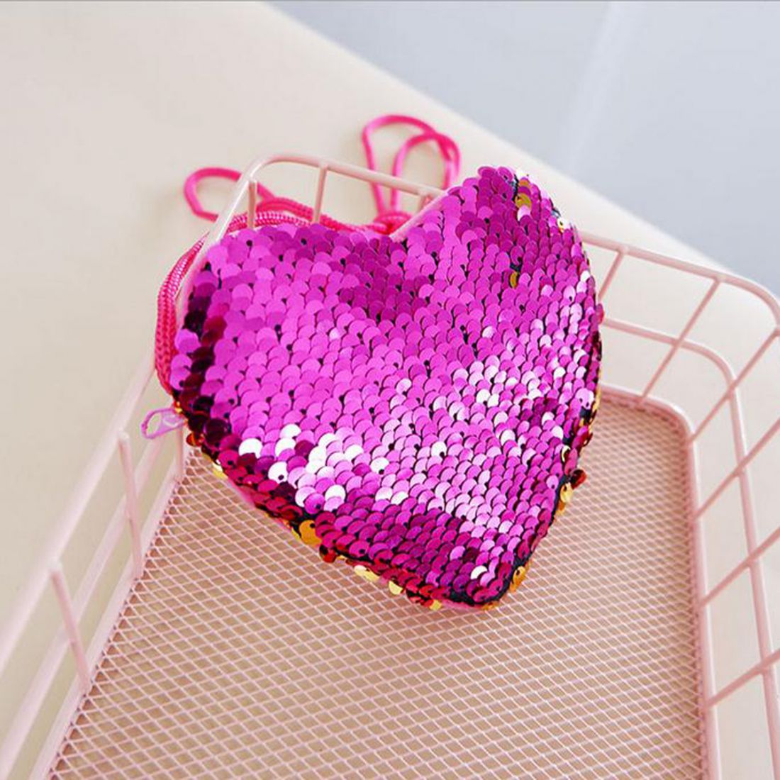 Szív alakú, rózsaszín pikkelyes pénztárca