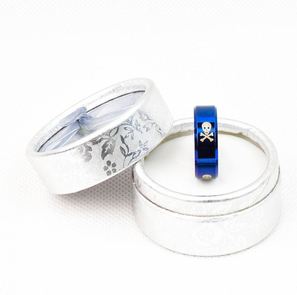Kék színű halálfejes gyűrű